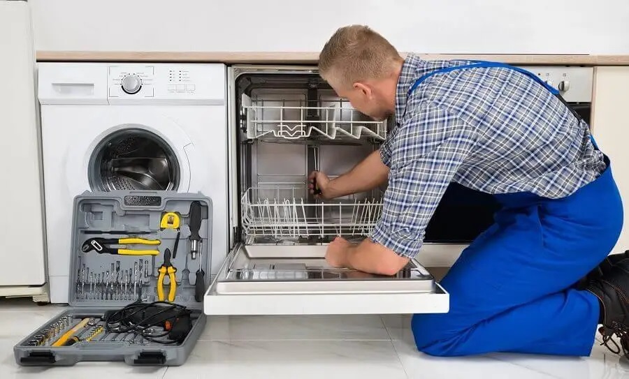 Bergama Daikin servisi teknisyen ekibi beyaz eşya tamiri yaparken